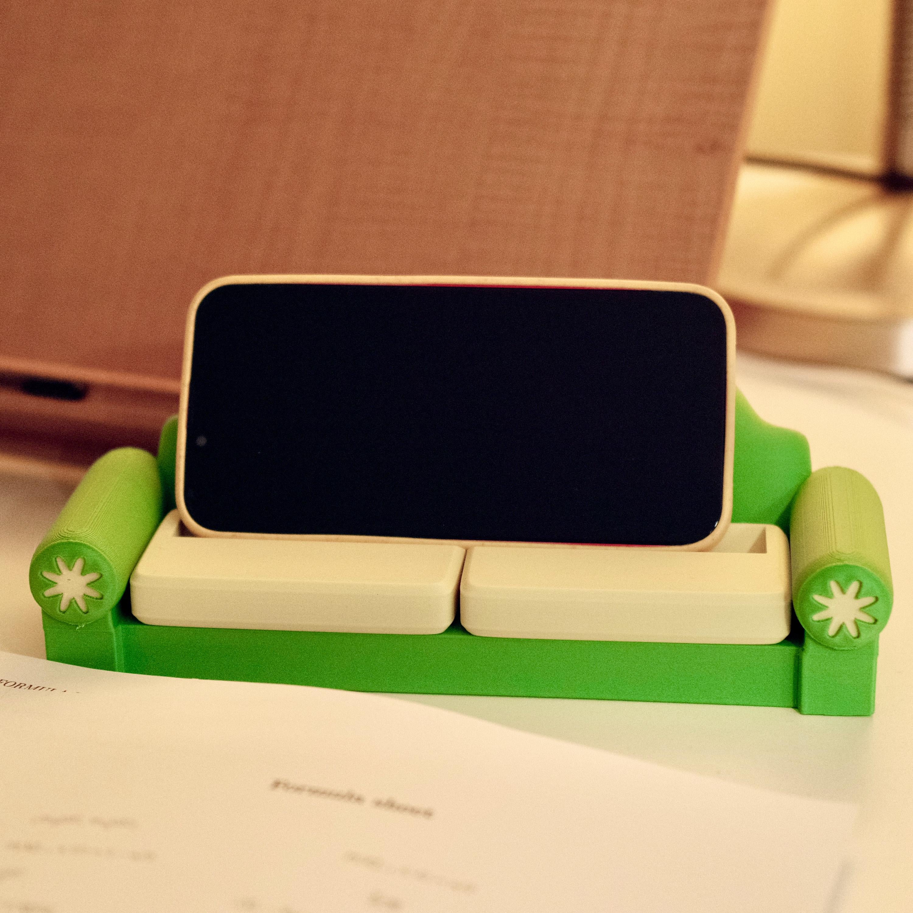 Froggy Couch Phone Stand